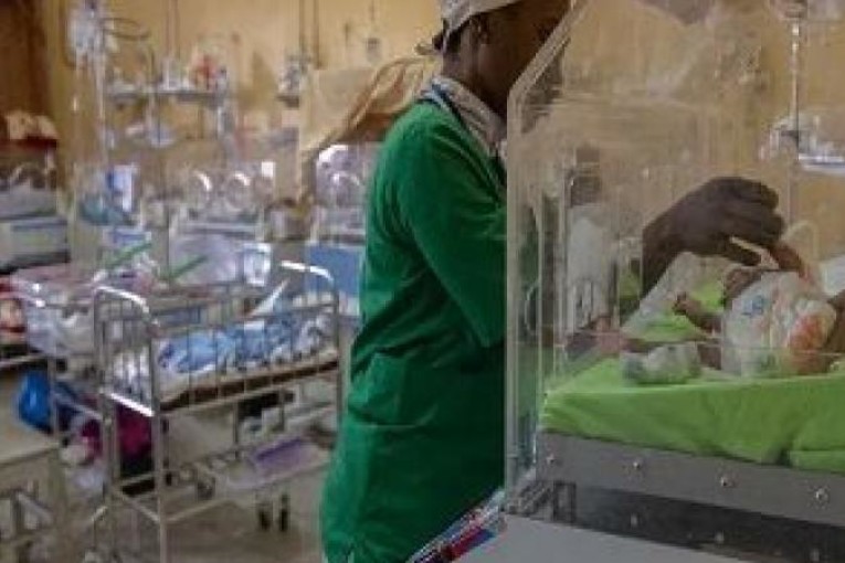 السنغال: إقالة وزير الصحة بعد وفاة 11 رضيعاً في حريق بمستشفى