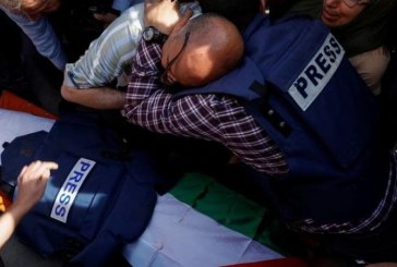 آلاف الفلسطينيين يحملون نعش الصحفية شيرين أبو عاقلة قبل نقله إلى القدس