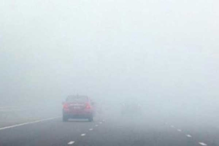 ضباب كثيف يحجب الرؤية بعدد من المناطق