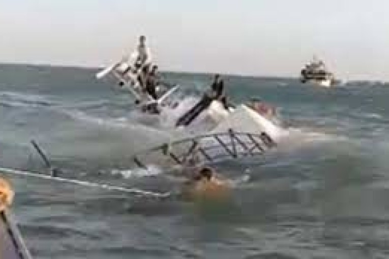 مدنين : تطويق مكان غرق مركب الصيد البحري بأجيم تحسبا لامكانية تسرب المحروقات