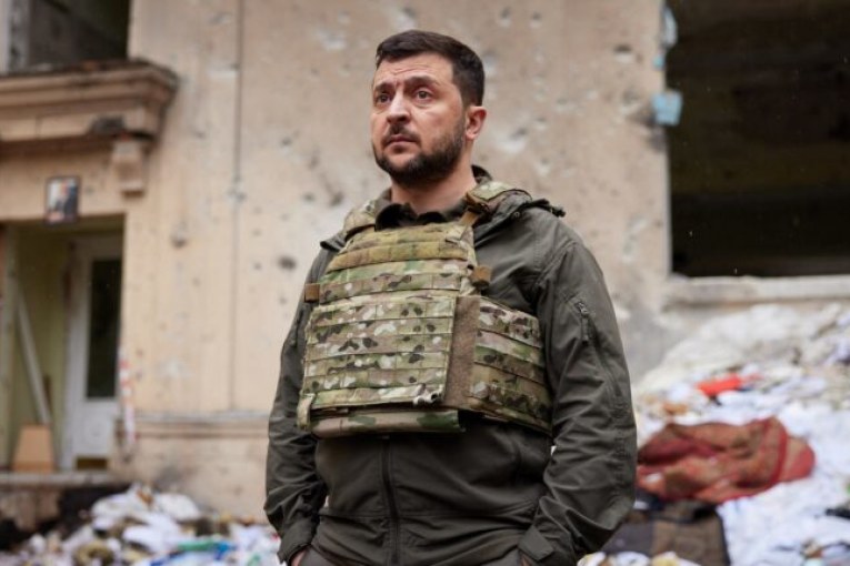 رئيس أوكرانيا يتفقد قوات بلاده على الخطوط الأمامية للقتال