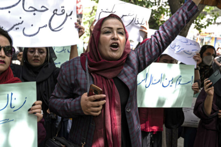 أفغانيات يتظاهرن في كابول للمطالبة بحق التعليم والعمل