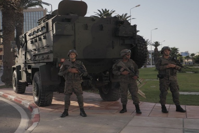 في الذكرى 66 لانبعاث الجيش الوطني: وزير الدفاع يوصي العسكريين بالحياد التام خلال فترة الإستفتاء