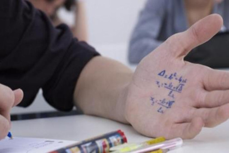 القصرين: القبض على معلّم أرسل إجابة إختبار الباكالوريا لتلميذة