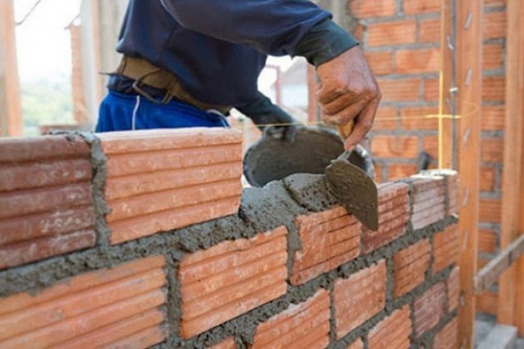 بئر الحفي: وفاة عامل بناء بعد سقوط آجر سقف على رأسه