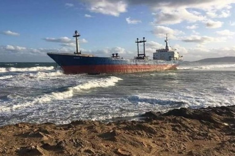 بداية تسرب كمية من المحروقات من مركب غرق قبالة سواحل جربة