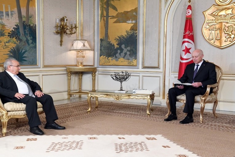 وزير الخارجية الجزائري خلال لقائه قيس سعيد : ‘العلاقة الجزائرية التونسية بخير.. بألف خير’