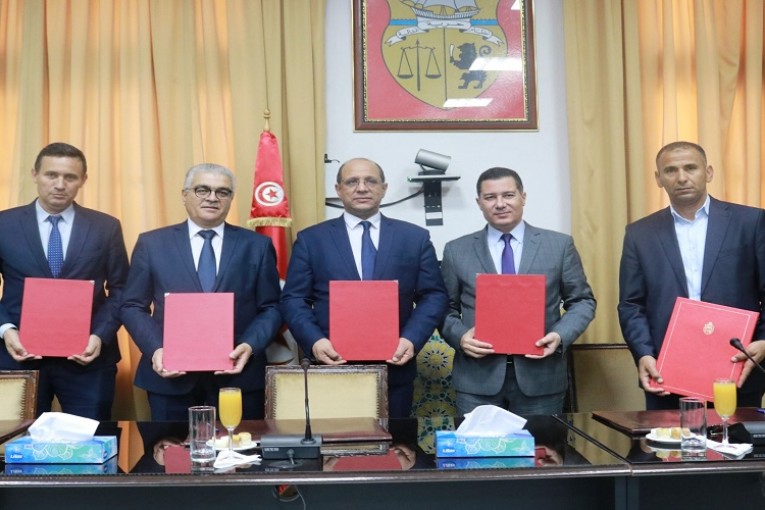 توقيع اتفاقيتين لرقمنة الخدمات الإدارية والنقل المدرسي والجامعي للفئات الفقيرة