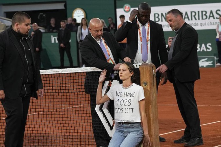 ربطت نفسها بالشبكة: محتجة تُوقف مباراة نصف نهائي رولان غاروس