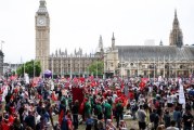 لندن: تظاهر الآلاف احتجاجا على ارتفاع تكاليف المعيشة في بريطانيا