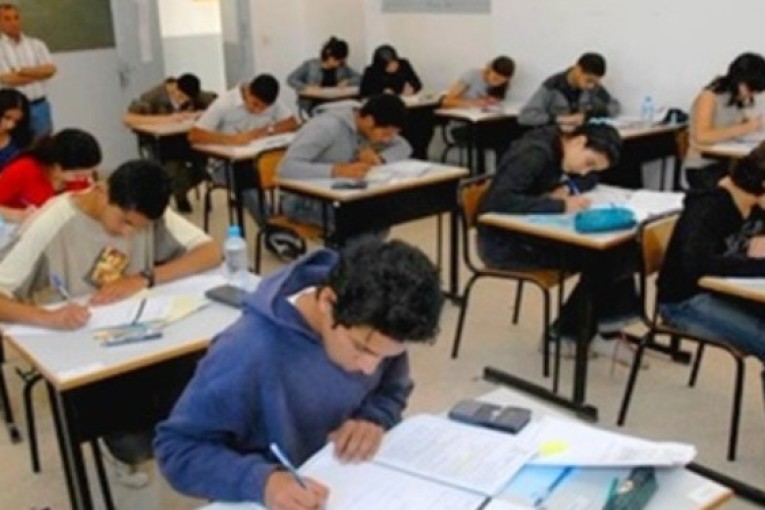 باكالوريا 2022 : سحب قرار منع استعمال الهاتف الجوال داخل مراكز الامتحان على كل الاطار التربوي باستثناء رئيس المركز