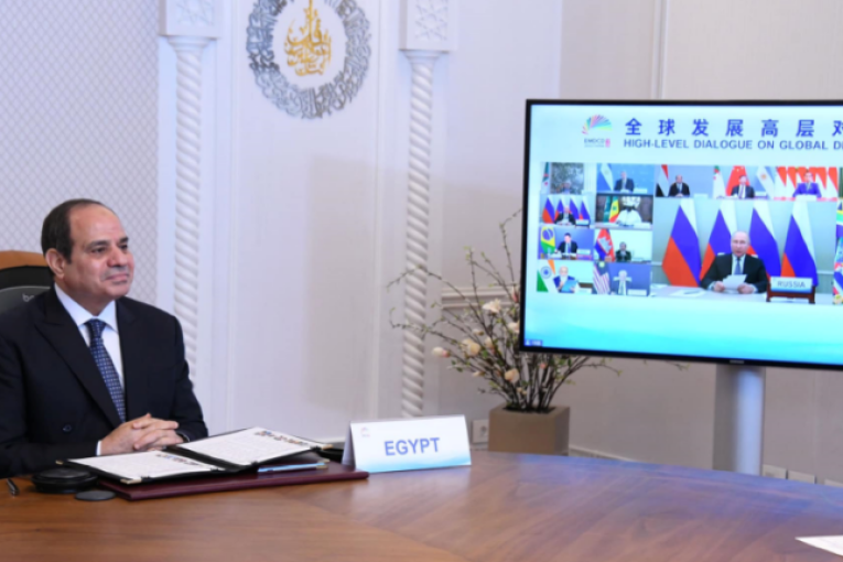 السيسي: مصر تعمل على توطين الصناعة وتعظيم الصادرات