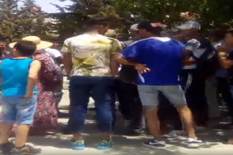 الكاف: متساكنو منطقة عين فضيل ينفذون وقفة احتجاجية للمطالبة برفع الغموض عن مشروع pacte