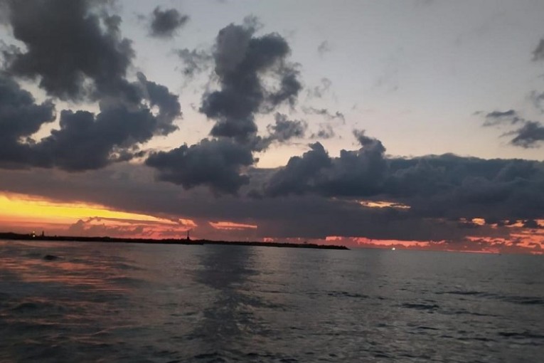 الليلة: طقس صاف إلى قليل السحب