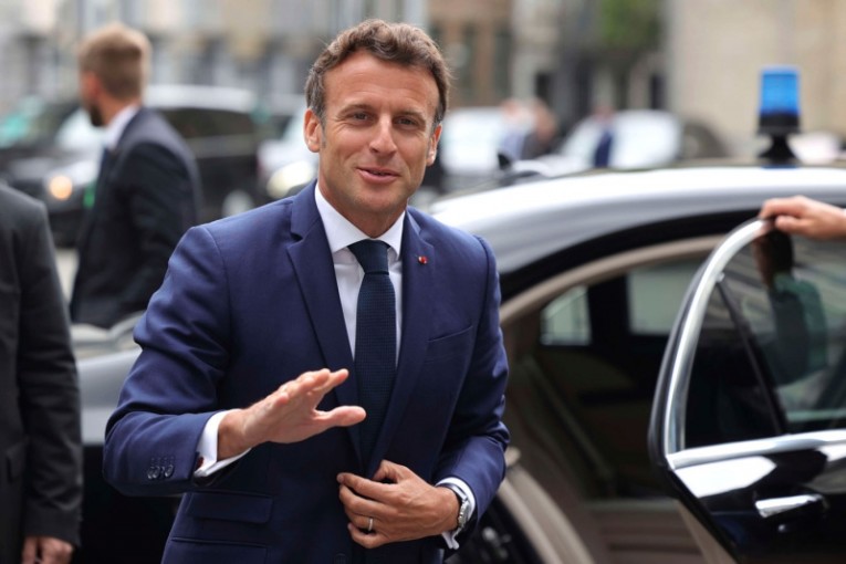 دبلماسيو فرنسا في العالم يضربون