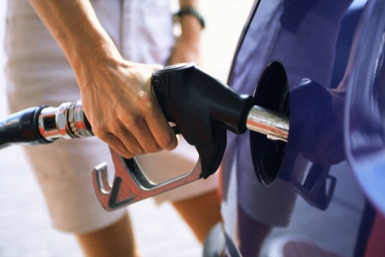 جامعة النفط تتمسك بإضراب قطاع المحروقات