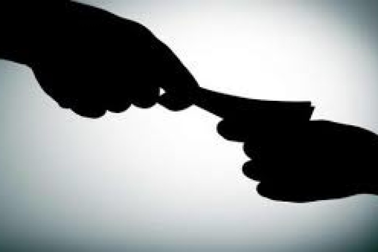 المهدية: حجز قطع أثرية وكمية من العنبر لدى أشخاص حاولوا إرشاء أعوان الأمن