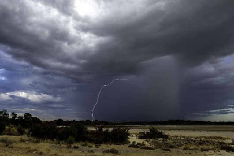 اليوم.. نشاط خلايا رعديّة بالوسط الغربي والحرارة تتراوح بين 24 و32 درجة