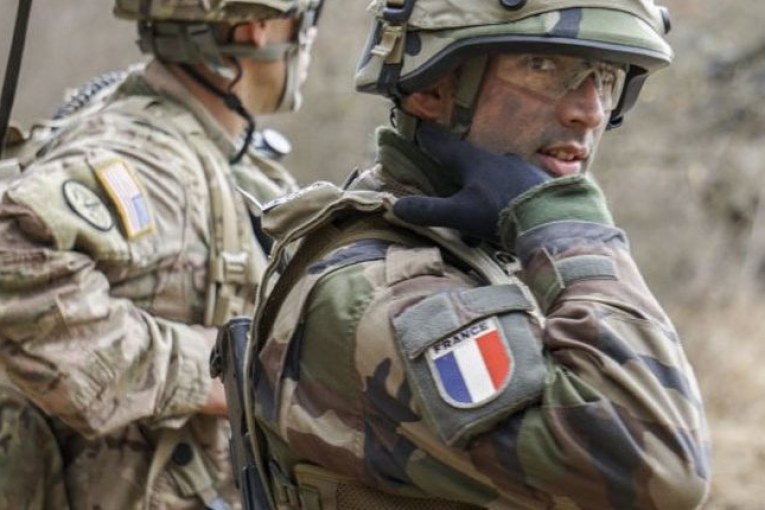 الجيش الفرنسي يقول إنه قتل نحو 40 شخصا في عملية بالنيجر