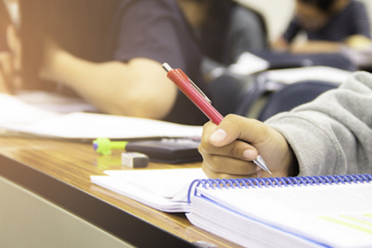 رغم الإجراءات.. امتحان الفلسفة في فيسبوك والوزارة تبحث عن تبريرات