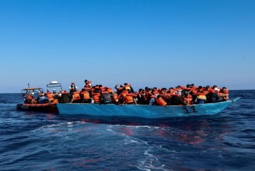 تاهوا في البحر 3 أيام دون أكل وشرب.. إيواء 63 مهاجرا أجنبيا بمدرسة ابتدائية بالمهدية