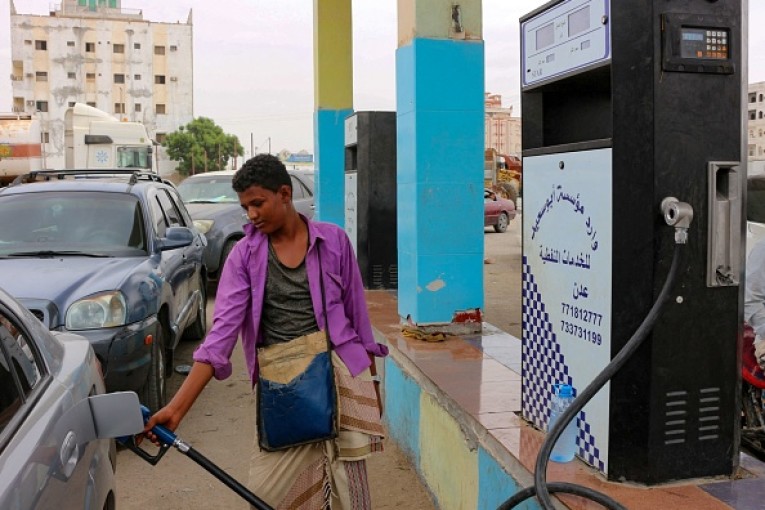 ميليشا الحوثي ترفع أسعار بنزين السيارات بنحو 9% بشمال اليمن