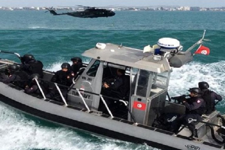 جيش البحر يُنقذ 28 مهاجرا غير نظامي