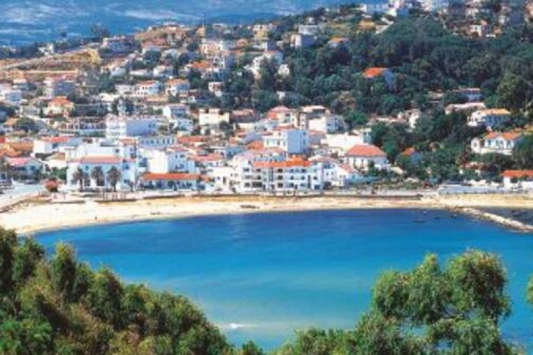 تطور في المؤشرات السياحية بطبرقة عين دراهم ودعوات الى تنظيف المدينة وصيانة المسلك المؤدي الى الحصن الجنوي