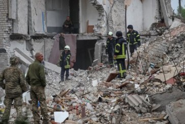 أوكرانيا: 30 قتيلا جراء هجوم روسي على مبنى سكني