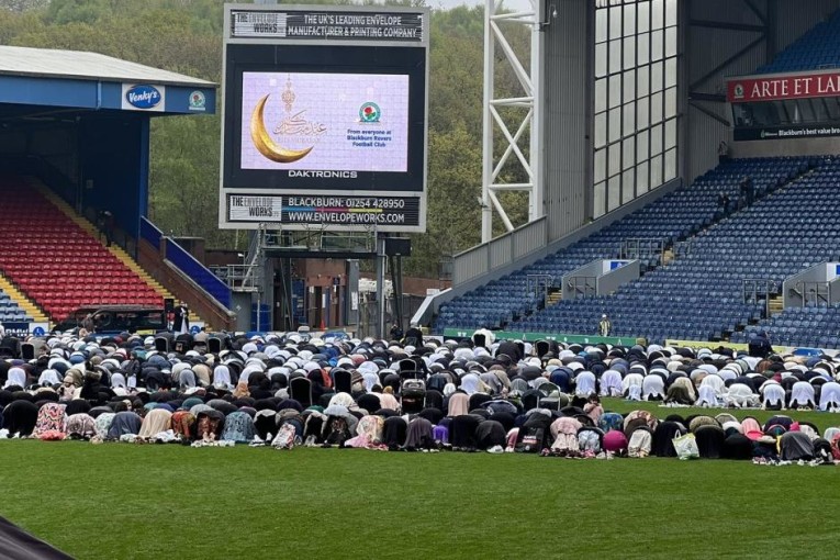 أول فريق إنقليزي يفتح ملعبه لأداء صلاة عيد الأضحى