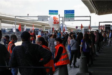 عمّال مطارات باريس يصوّتون لإنهاء إضرابهم