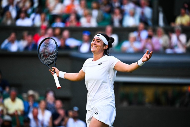 أنس جابر في ردّ على صحفي بريطاني: ‘أنا وزيرة السعادة…’