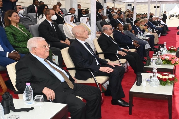 سعيد يواكب الاستعراض العسكري الذي انتظم بمناسبة الاحتفال بالذكرى 60 لاستقلال الجزائر