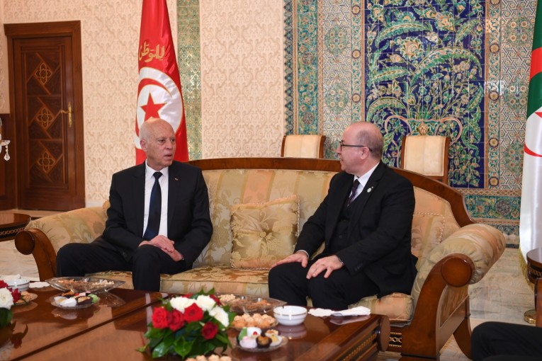 الرئيس الجزائري يُعرب عن أمله في إقبال التونسيين على الاستفتاء