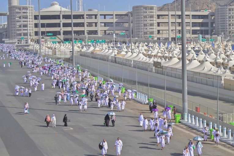 الحجاج يبدأون بالتوافد على مشعر منى