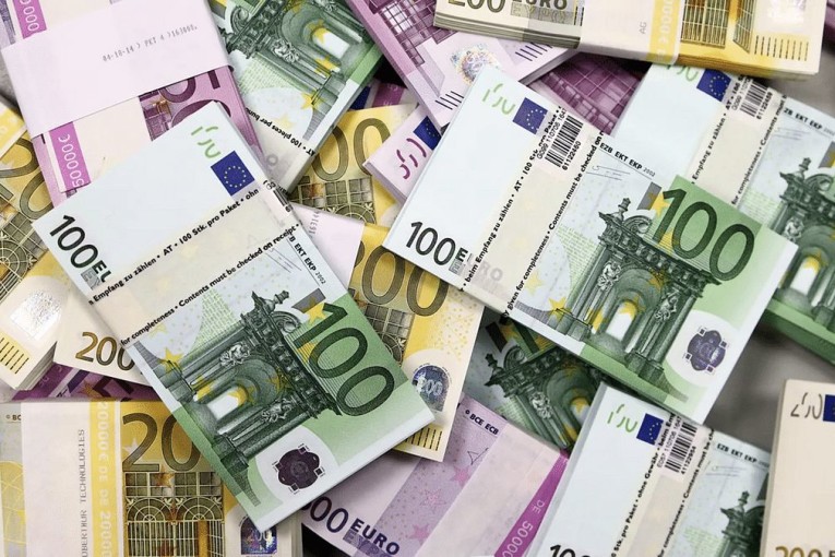 لأول مرة منذ 20 عاماً: اليورو يهبط دون الدولار