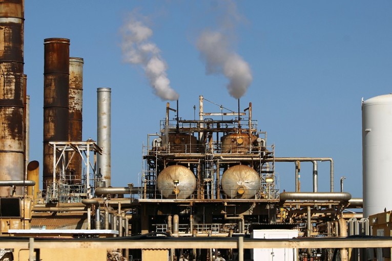 اتفاق جماعات قبلية على إنهاء حصار منشآت النفط في ليبيا