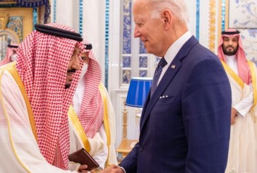 العاهل السعودي يعقد لقاء مع الرئيس الأمريكي بقصر السلام
