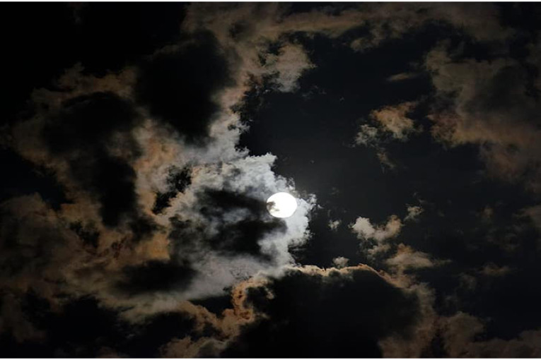 الليلة: رياح ضعيفة الى معتدلة والبحر قليل الإضطراب