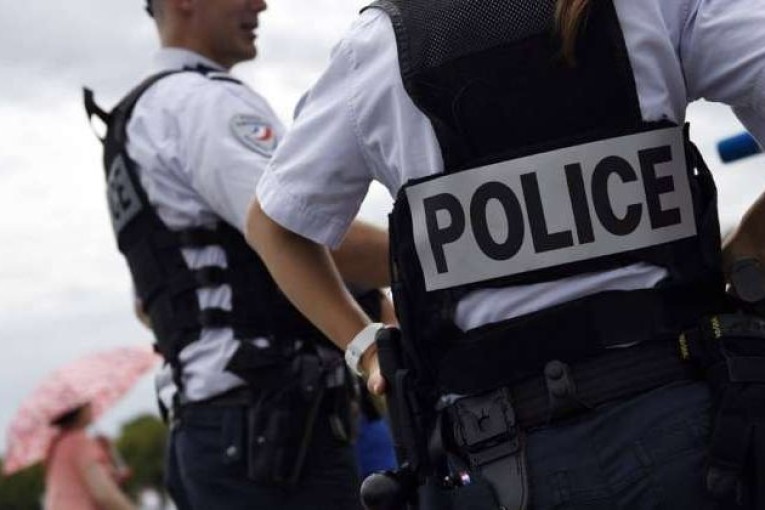 الشرطة الفرنسية تقتل رجلًا مسلحًا بسكين في مطار في باريس