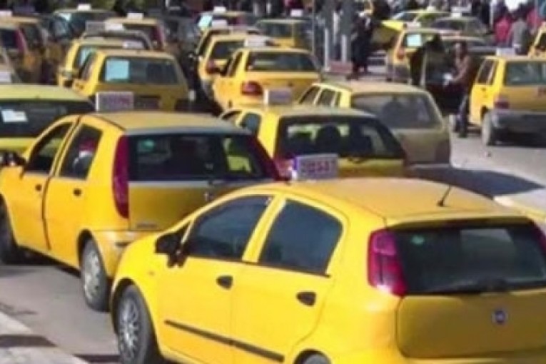 أصحاب الاتحاد التونسي التاكسي الفردي بقبلي يحتجون