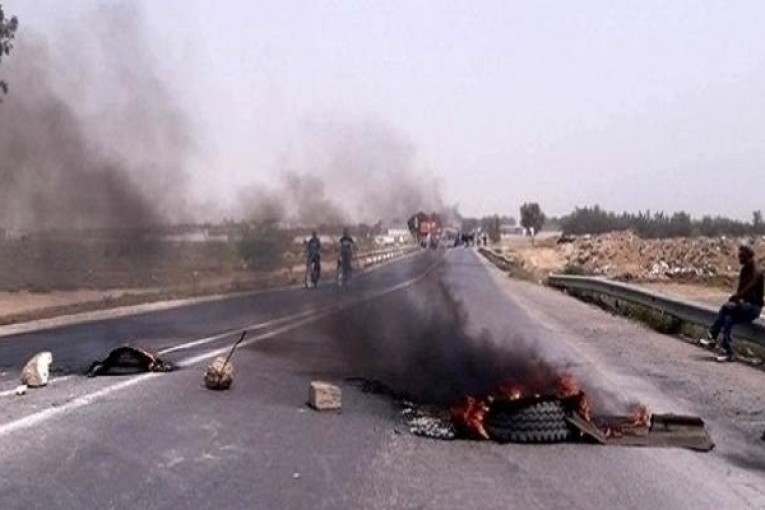 قرمبالية: أهالي منطقة جبل طريف يحتجون ويغلقون الطريق للمطالبة بمياه الشرب