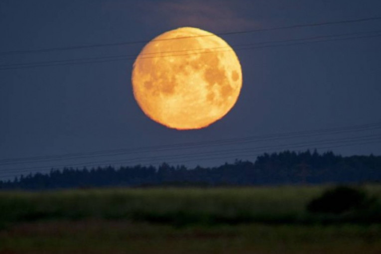 القمر العملاق الأخير لهذا العام.. يطلّ على الأرض اليوم