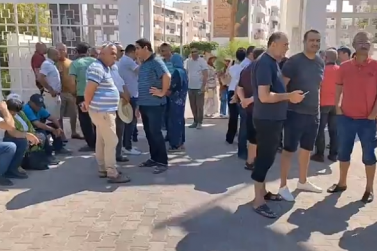 صفاقس: وقفة احتجاجية لعدد من الاساتذة على خلفية احالة عدد من زملائهم على مجالس التأديب