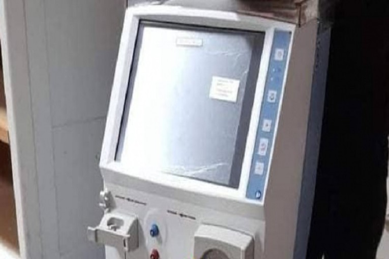 المحرس: مواطن مقيم بالخارج يتبرع بآلات لتصفية الدم تفوق قيمتها 93 ألف دينار لفائدة المستشفى الجهوي