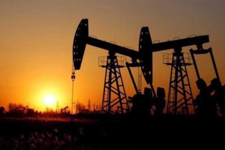 النفط يهبط لأدنى مستوياته منذ ستة أشهر