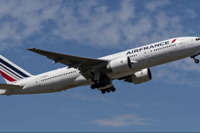 اشتباك بالأيدي بين طيار ومساعده على متن رحلة للخطوط الفرنسية