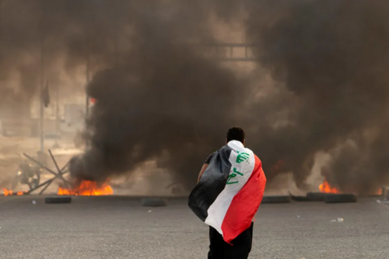 إيران تغلق حدودها مع العراق… والكويت تدعو رعاياها للمغادرة