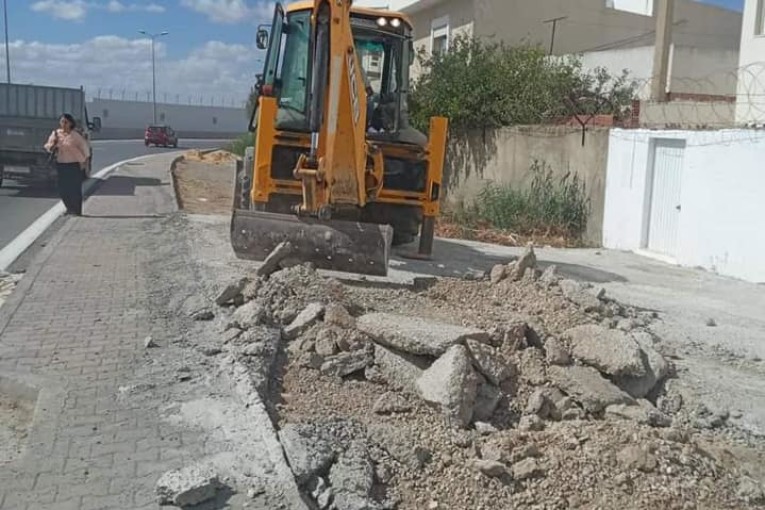 إزالة فتحات أحدثها متساكنون على مستوى الطريق السريعة بين سكرة والمطار