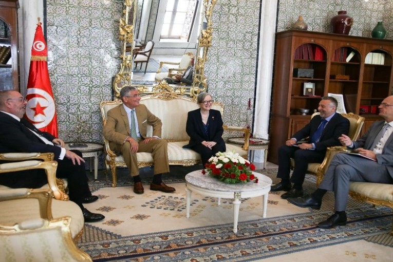 رئيسة الحكومة تلتقي بوفد عن البنك الدولي